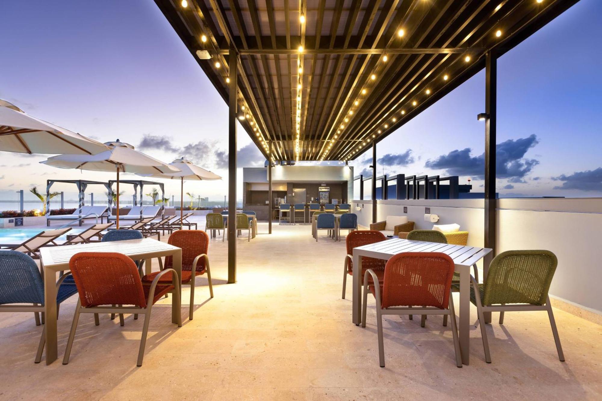 Residence Inn By Marriott Cancun Hotel Zone Екстериор снимка