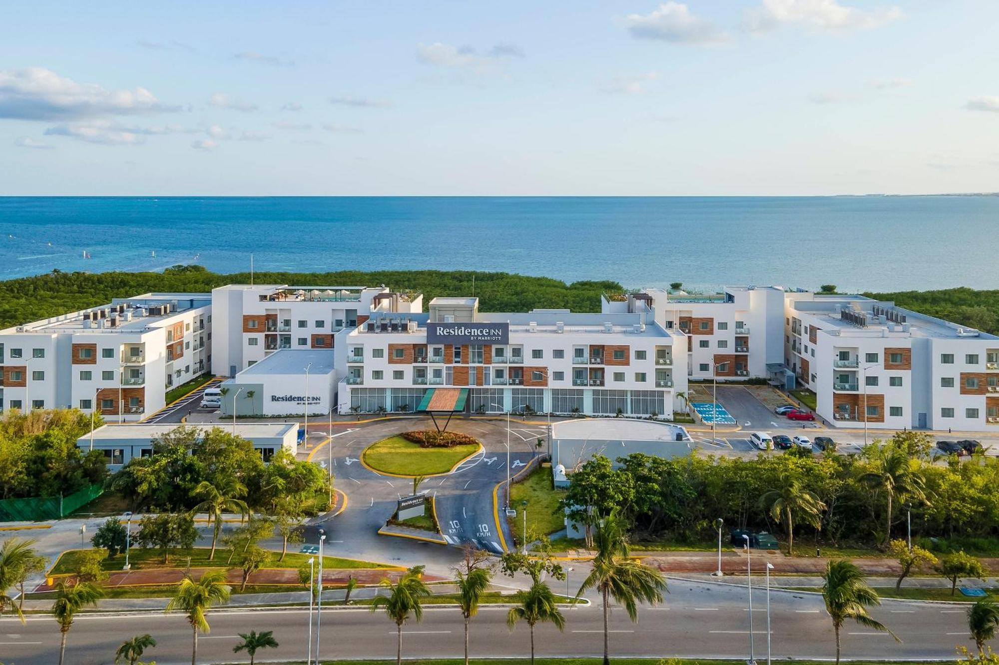 Residence Inn By Marriott Cancun Hotel Zone Екстериор снимка